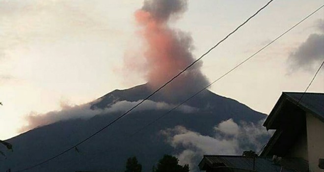 Terlihat Gunung Kerinci mengeluarkan asap tebal warna kemerahan.